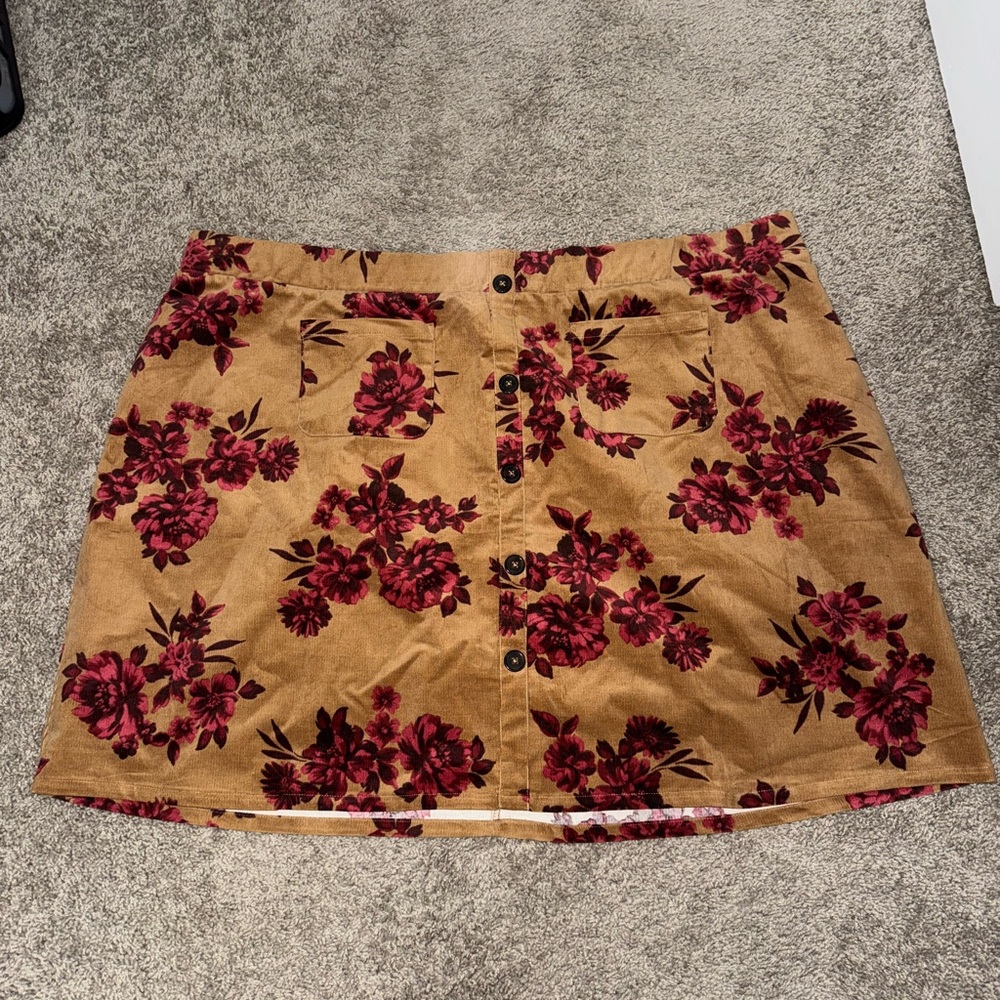 Torrid Tan and Red Floral Mini Skirt